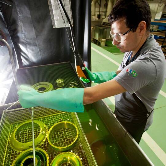 آزمون مایعات نافذ فلورسنت FPI